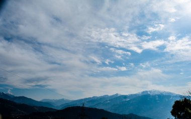 Himalayalar 'ın karla kaplı sıradağları Patnitop' taki Jammu şehrinde, kış manzarası