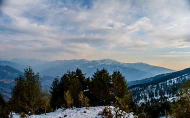 Himalayalar 'ın karla kaplı sıradağları Patnitop' taki Jammu şehrinde, kış manzarası