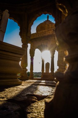 Hindistan, Rajasthan 'daki Bara Bagh Jaisalmer' de günbatımı manzarası