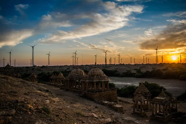 Jaisalmer çöl bölgesinde yel değirmenleri, Bara bagh Jaisalmer, Rajasthan Hindistan manzaralı
