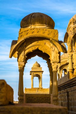 Hindistan, Rajasthan 'daki Bara Bagh Jaisalmer' de günbatımı manzarası