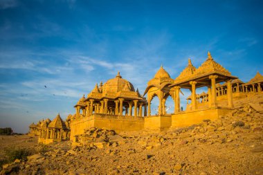 Hindistan, Rajasthan 'daki Bara Bagh Jaisalmer' de günbatımı manzarası