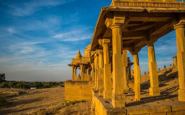 Hindistan, Rajasthan 'daki Bara Bagh Jaisalmer' de günbatımı manzarası