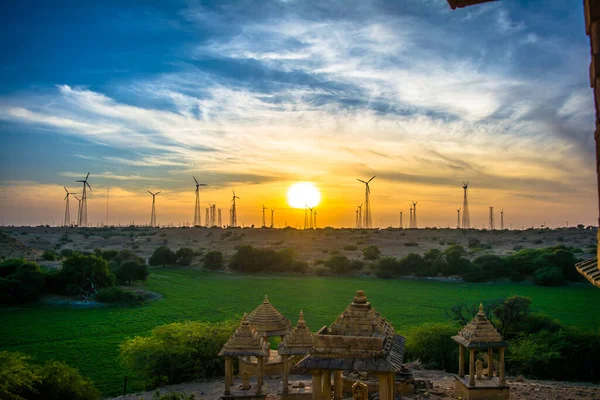 Hindistan, Rajasthan 'daki Bara Bagh Jaisalmer' de günbatımı manzarası