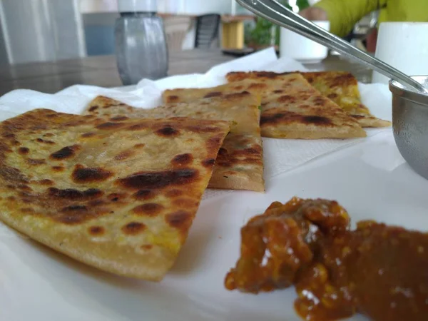 Smaczne Ziemniaki Parathas Twarogiem Herbatą Indian Breakfast — Zdjęcie stockowe