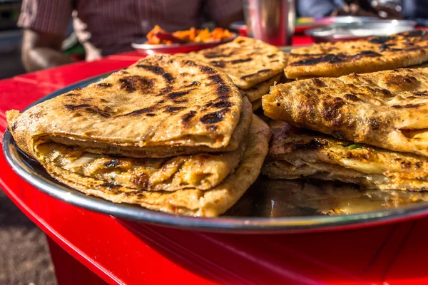 Smaczne Ziemniaki Parathas Twarogiem Herbatą Indian Breakfast — Zdjęcie stockowe