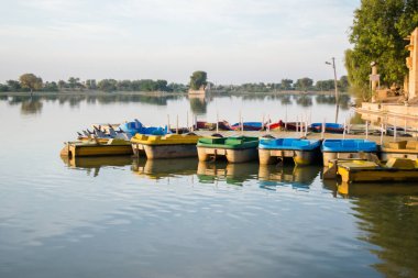Jaisalmer Rajasthan 'daki Gadsisar Sagar Gölü' nde Gündoğumu