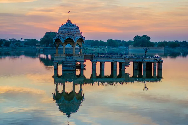 Jaisalmer Rajasthan 'daki Gadsisar Sagar Gölü' nde Gündoğumu