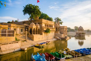Jaisalmer Rajasthan 'daki Gadsisar Sagar Gölü' nde Gündoğumu