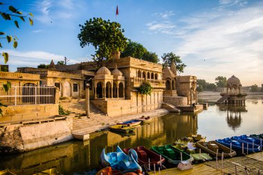 Jaisalmer Rajasthan 'daki Gadsisar Sagar Gölü' nde Gündoğumu