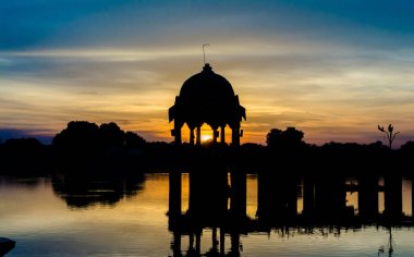 Jaisalmer Rajasthan 'daki Gadsisar Sagar Gölü' nde Gündoğumu