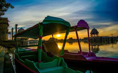 Jaisalmer Rajasthan 'daki Gadsisar Sagar Gölü' nde Gündoğumu