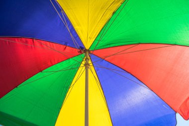 Rajasthan 'ın geleneksel el sanatları, Rajasthani Pagdis ve giysileri ziyaretçinin dikkatini çekiyor.