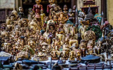 Geleneksel Rajasthan, mermer ve Mavi çömlek el sanatları Rajasthan 'ın en iyi geleneksel el sanatlarından biridir.