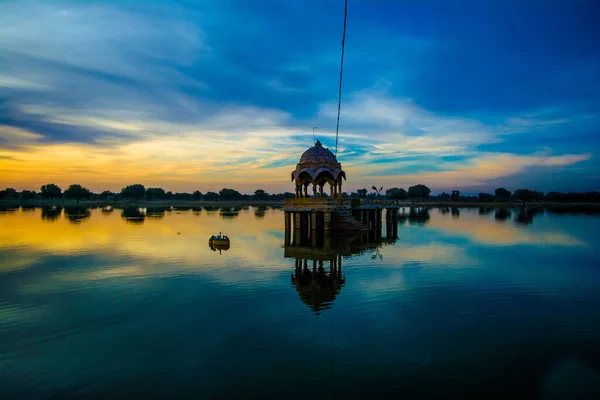 Jaisalmer Rajasthan的Gadsisar Sagar湖 Gadsisar Sagar湖的Sunrise — 图库照片