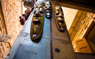 Geleneksel Rajasthan, mermer ve Mavi çömlek el sanatları Rajasthan 'ın en iyi geleneksel el sanatlarından biridir.