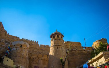 Jaisalmer Kalesi, Hindistan 'ın Rajasthan eyaletindeki Jaisalmer şehrinde yer almaktadır.