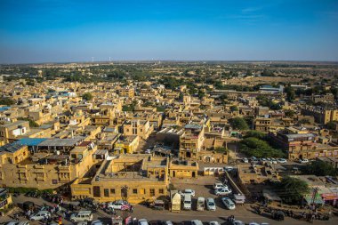 Jaisalmer Kalesi 'nden Jaisalmer şehir manzarası Hindistan' ın Rajasthan eyaletindeki Jaisalmer şehrinde yer almaktadır.