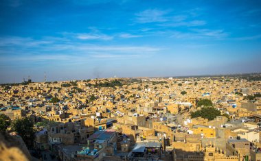 Jaisalmer Kalesi 'nden Jaisalmer şehir manzarası Hindistan' ın Rajasthan eyaletindeki Jaisalmer şehrinde yer almaktadır.