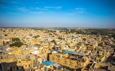 Jaisalmer Kalesi 'nden Jaisalmer şehir manzarası Hindistan' ın Rajasthan eyaletindeki Jaisalmer şehrinde yer almaktadır.