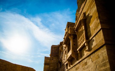 Jaisalmer Kalesi, Hindistan 'ın Rajasthan eyaletindeki Jaisalmer şehrinde yer almaktadır.