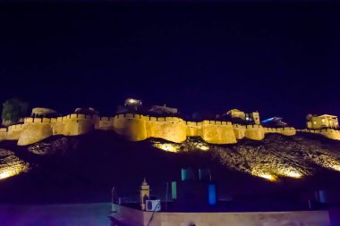 Jaisalmer Kalesi 'nin gece görüşü Hindistan' ın Rajasthan eyaletindeki Jaisalmer şehrinde yer almaktadır.