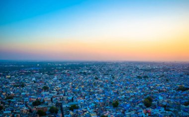 Mehrangarh ya da Mehran Kalesi 'nin tepesinden Jodhpur şehri hava görüntüsü
