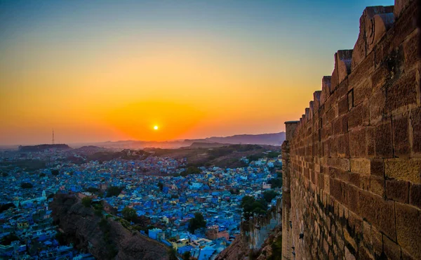 Mehrangarh ya da Mehran Kalesi 'nden Jodhpur şehrinin hava manzarasında gün batımı