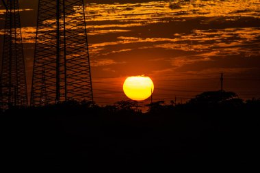 Jaisalmer 'in kumullarındaki günbatımı manzarası, seyahat meraklıları için ideal bir cazibe.