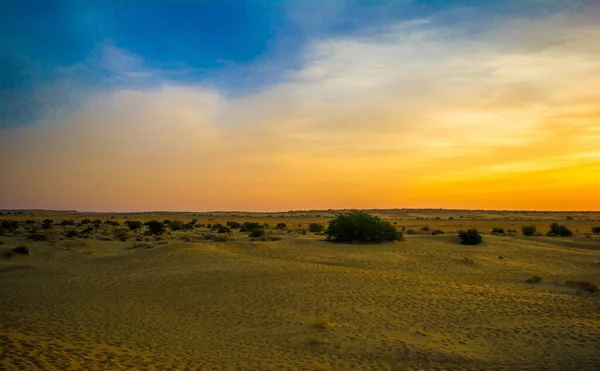 在金碧辉煌的贾塞尔默的山姆沙丘上 夕阳西下的景色 是吸引游客的理想景点 — 图库照片