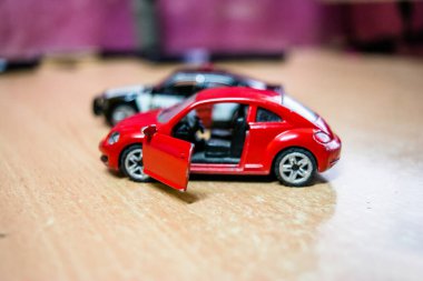 Mattel oyuncak araba ve kamyon, oyuncak model araba ahşap bir masa üzerinde yumuşak odaklı 