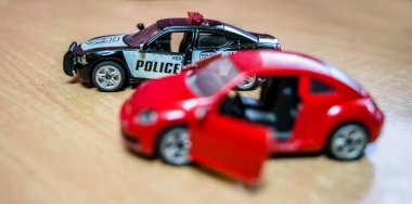 Mattel oyuncak araba ve kamyon, oyuncak model araba ahşap bir masa üzerinde yumuşak odaklı 