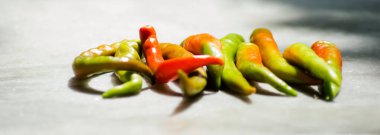 Beyaz arka planda izole edilmiş taze ve sıcak kırmızı biber yakın plan.