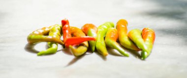 Beyaz arka planda izole edilmiş taze ve sıcak kırmızı biber yakın plan.