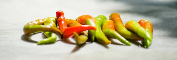 Detailní Záběr Čerstvé Teplé Chilli Papričky Izolované Bílém Pozadí — Stock fotografie