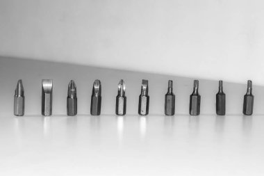 Beyaz arkaplanda izole edilmiş farklı vida biti türleri.