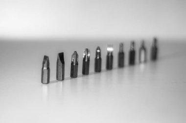 Beyaz arkaplanda izole edilmiş farklı vida biti türleri.