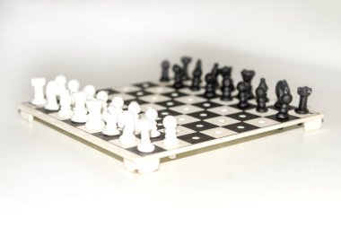 Beyaz arkaplanı izole eden rakamlara sahip satranç tahtası.