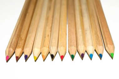 Beyaz arkaplanda altıgen şekilli kalem rengi ve ahşap cetvel.