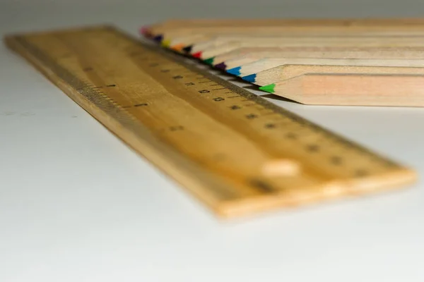 六角形の鉛筆の色と白い背景を隔離する木製の定規 — ストック写真