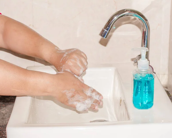 手部卫生 科罗那病毒预防 洗手用洗手肥皂洗手 经常洗手以保护身体 — 图库照片