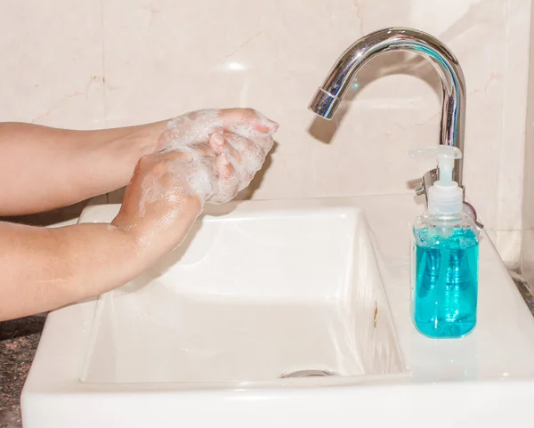 手部卫生 科罗那病毒预防 洗手用洗手肥皂洗手 经常洗手以保护身体 — 图库照片