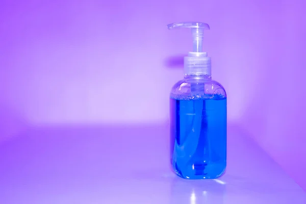 蓝色的手部清洁剂和抗菌手胶瓶 手部卫生以预防科罗那病毒 — 图库照片