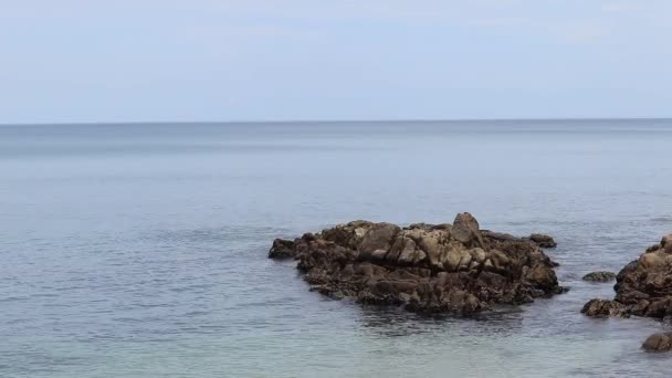 プーケット島パトンビーチのビーチ岩の穏やかな海の波 — ストック動画