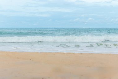 Kumsal mavisi gökyüzü ve dalgam için beyaz