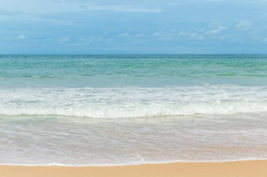 Kumsal mavisi gökyüzü ve dalgam için beyaz