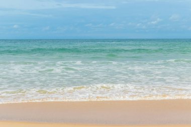 Kumsal mavisi gökyüzü ve dalgam için beyaz