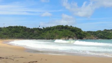 Kumsal mavisi gökyüzü ve beyaz köpüklü dalga Naiharn sahilinde, Phuket Adası dinlenmek için güzel bir yer. .