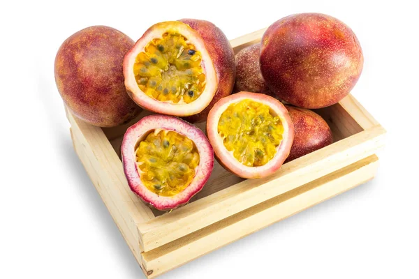 Passionsfrüchte Tropische Asiatische Früchte Und Diätkost Holzkiste Isoliert Auf Weißem — Stockfoto