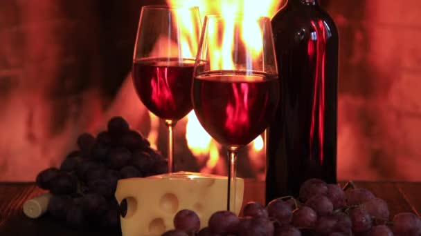 Botella Vino Vasos Queso Uvas Cerca Chimenea — Vídeos de Stock